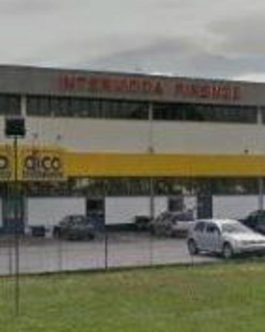 Anche un bimbo tra i clienti e i rapinatori fuggono via 