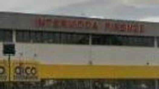 Anche un bimbo tra i clienti e i rapinatori fuggono via