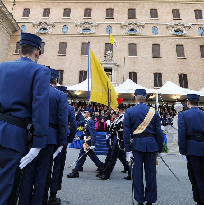 Annuncia il suicidio Viene salvata dal vescovo 