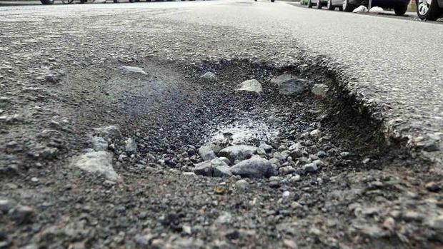 Cade per una buca: riscuote 14mila euro