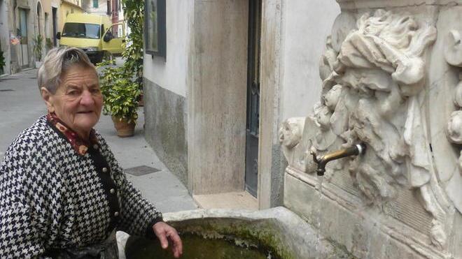 Borgo del Ponte, via il rubinetto a pulsante