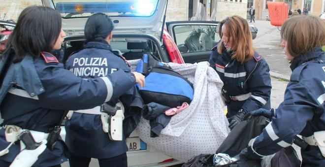 Ferisce un vigile ambulante arrestato 