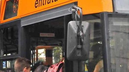 Il bus si ferma e lascia gli studenti per strada