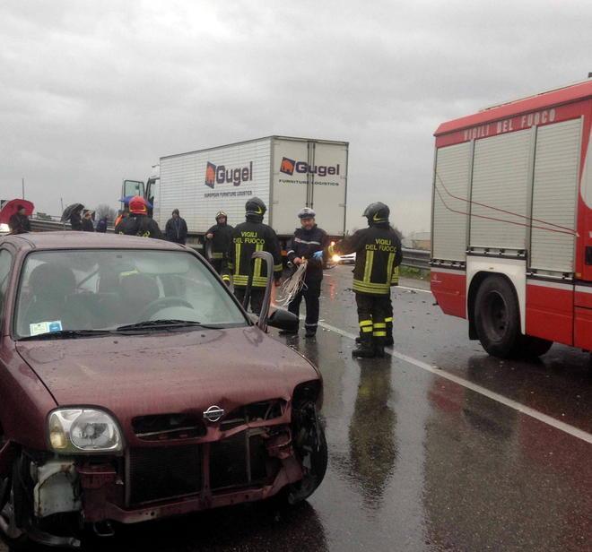 Con l’auto contro camion gravissimo un ventenne 