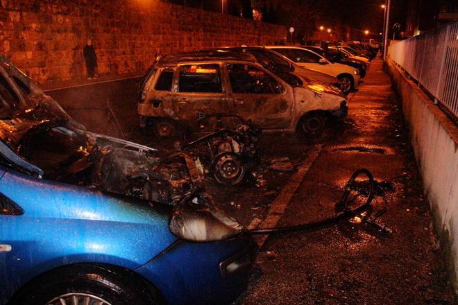Mega rogo nella notte, tre auto in fiamme: è doloso 