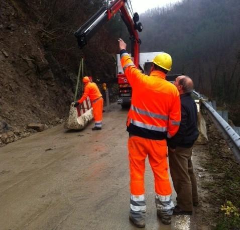 Prato, Valbisenzio: riaperta la strada per Carigiola bloccata da due frane 