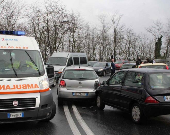 Scontro sulla Variante allo svincolo di Stagno: un ferito 
