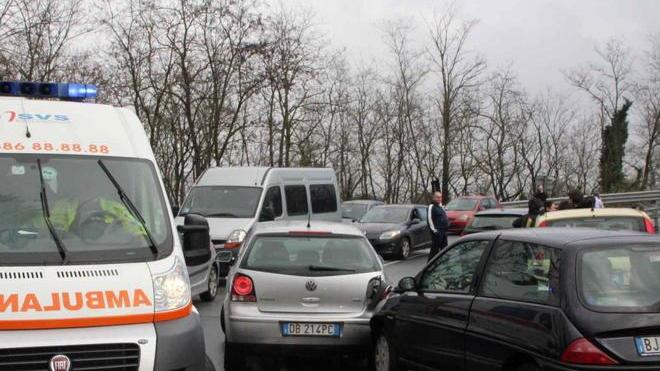 Scontro sulla Variante allo svincolo di Stagno: un ferito
