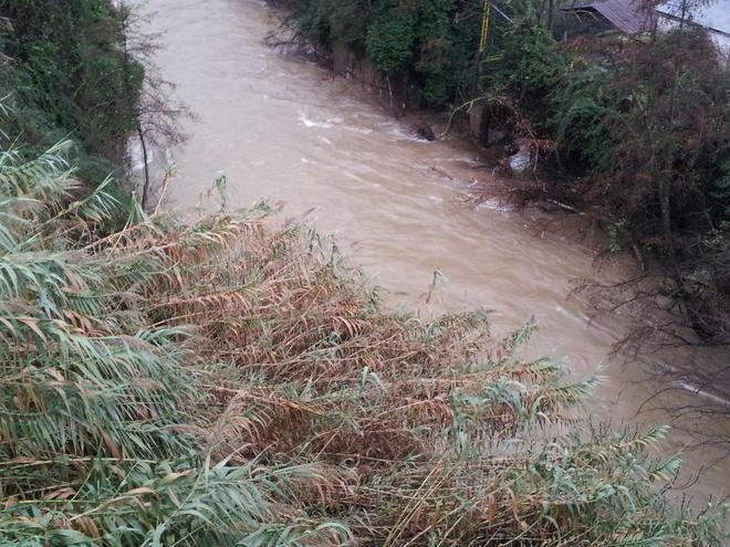 Maltempo, crolla la strada a Corsanico