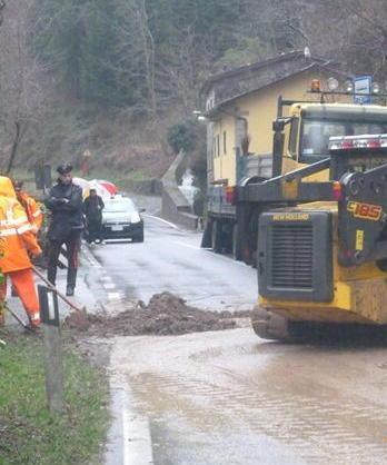 Caos frane in montagna statale chiusa per 4 ore 