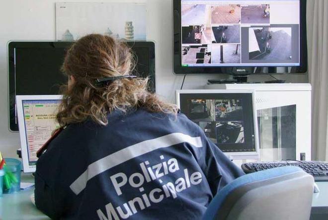 Si cala i pantaloni davanti a una ragazza