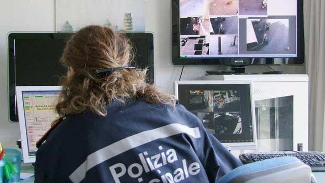 Si cala i pantaloni davanti a una ragazza