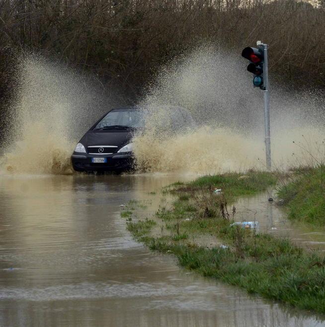Strade allagate e disagi nel weekend di pioggia e maltempo 