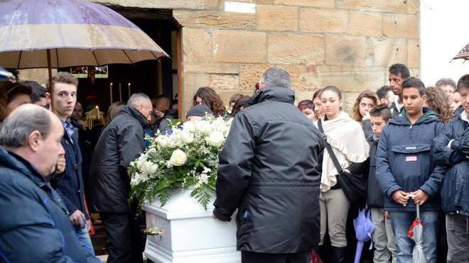 Le lacrime del prete e le frasi degli amici per l’addio a Valeria