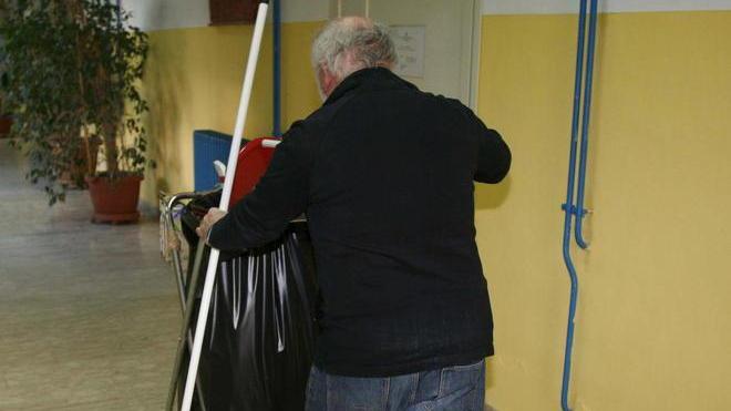 Scuole, pulizia a rischio per il taglio ai fondi