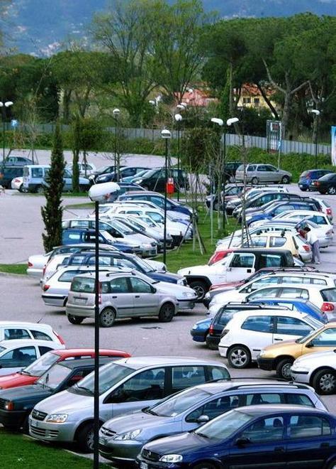 Sit-in contro i parcheggi a pagamento dell’ospedale