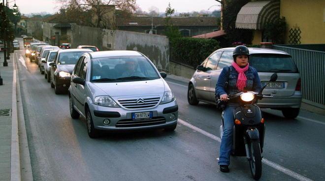 Sos da via Santini: pericolo chiusura per i negozi