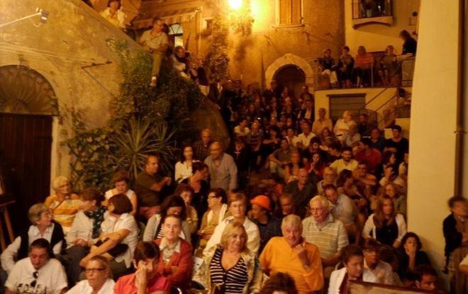«Dai un voto al Festival a Veglia» e porti 100mila euro in Maremma