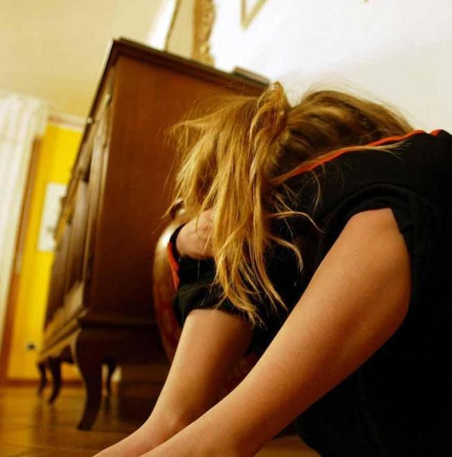 Sputa in faccia all’ex per portare via la bambina 
