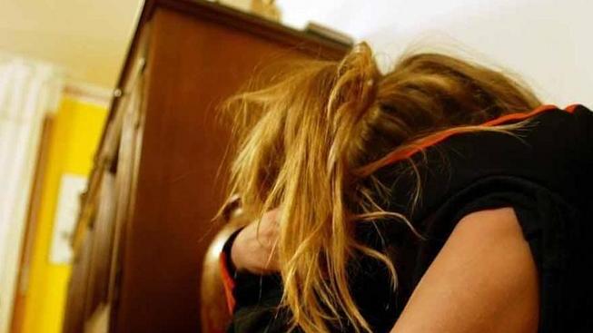 Sputa in faccia all’ex per portare via la bambina
