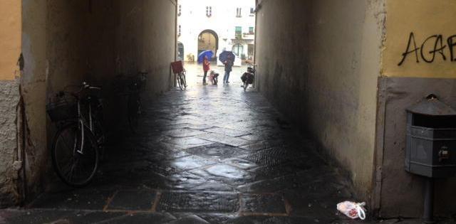 Spazzatura sotto una volta dell’Anfiteatro 