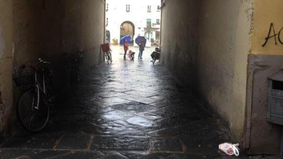 Spazzatura sotto una volta dell’Anfiteatro