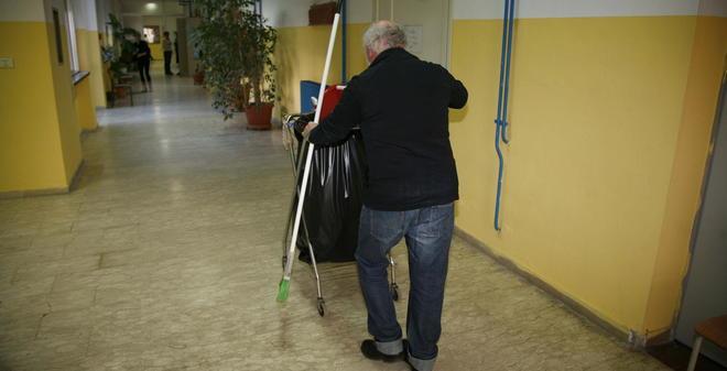Scuole, tagli a pulizie e sorveglianza 