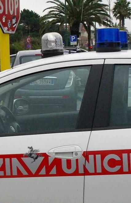Auto pirata investe un cittadino tunisino e fugge 