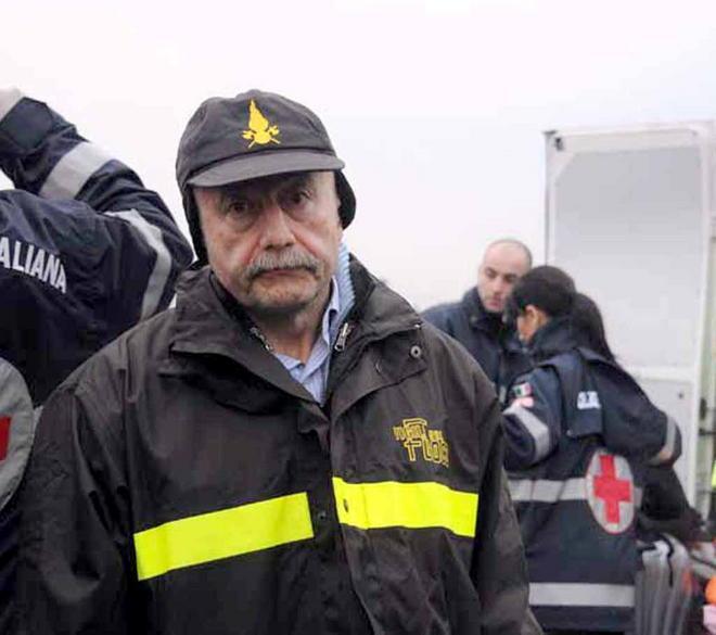 Grave dopo uno scontro frontale il comandante dei vigili del fuoco 