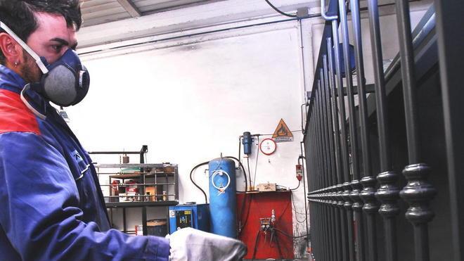 Artigiani esasperati: «Burocrazia e tasse? 330 giorni di lavoro»