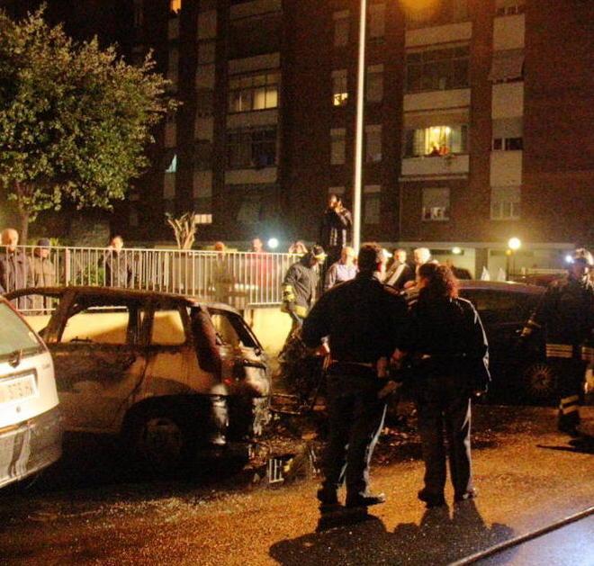 Mega incendio nella notte tre auto a fuoco: è doloso 
