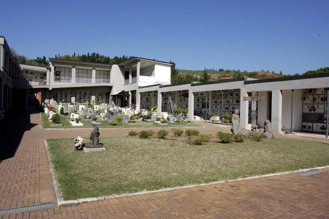 Rubano i giochi sulla tomba di un bimbo morto a 2 anni 