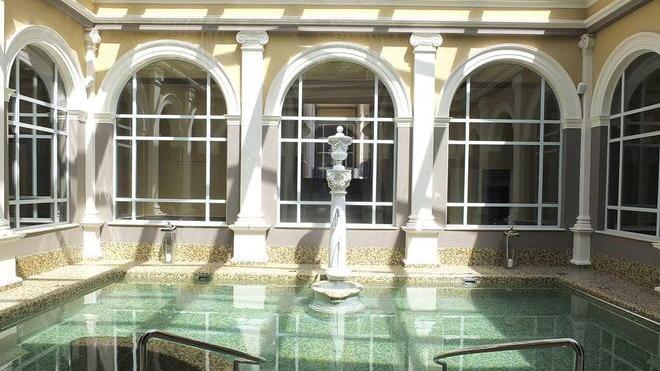 San Giuliano, piazza allagata anche con acqua termale