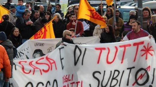 Protesta contro gli sfratti davanti a Comune e prefettura