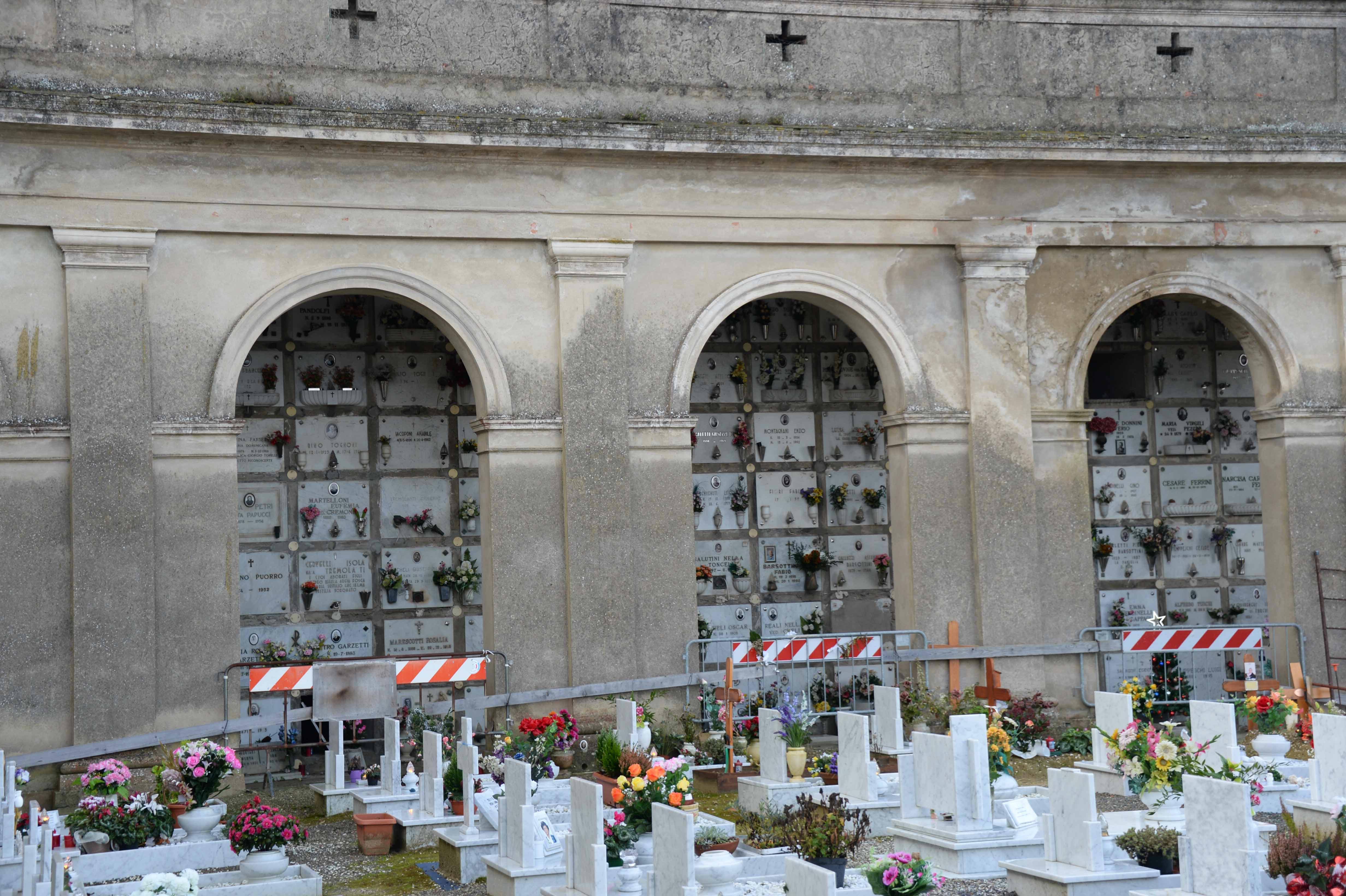 Centinaia di tombe isolate da un cantiere 
