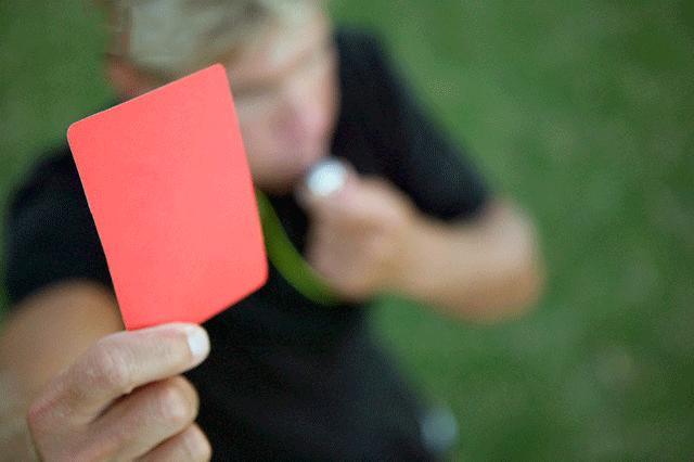 Entra in campo per soccorrere un calciatore: squalificato 