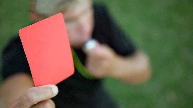 Entra in campo per soccorrere un calciatore: squalificato