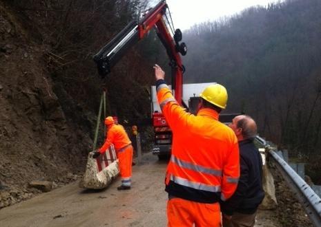 Frana interrompe per alcune ore la strada di Carigiola