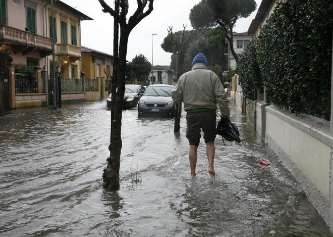 Strade e pinete allagate Una famiglia evacuata 