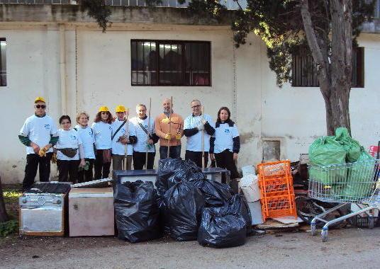 Un mare di rifiuti recuperati dai fossi