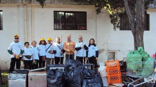 Un mare di rifiuti recuperati dai fossi