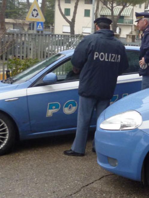 Tira portacenere in faccia al rivale 