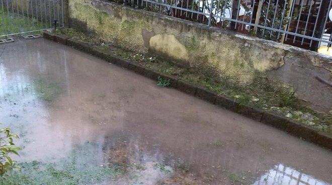 Frana in via Carbonera, 4 famiglie isolate 