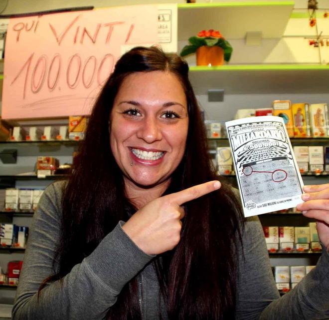 Vince 100mila euro col “Gratta” «Caro tabaccaio, ti farò un regalo»