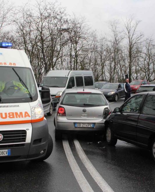 Scontro fra tre auto un ferito
