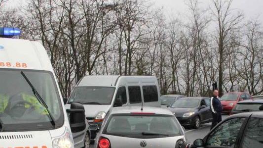 Scontro fra tre auto un ferito