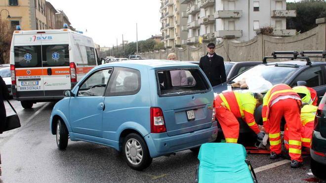 Mamma e figlia travolte da una vettura in retromarcia