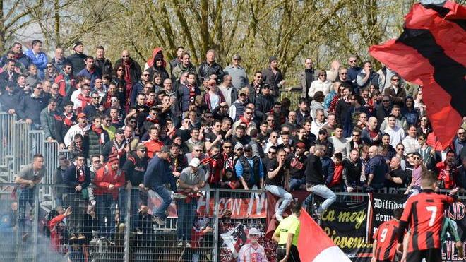 Niente trasferta per i supporters rossoneri a causa dei soliti tifosi violenti