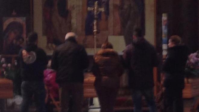 Prato, veglia in chiesa davanti alle salme di Lamberto, Angela e Marco Albuzzani