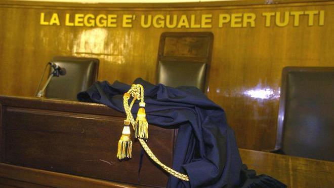 Coltello alla gola del commerciante per rapinarlo: condannato